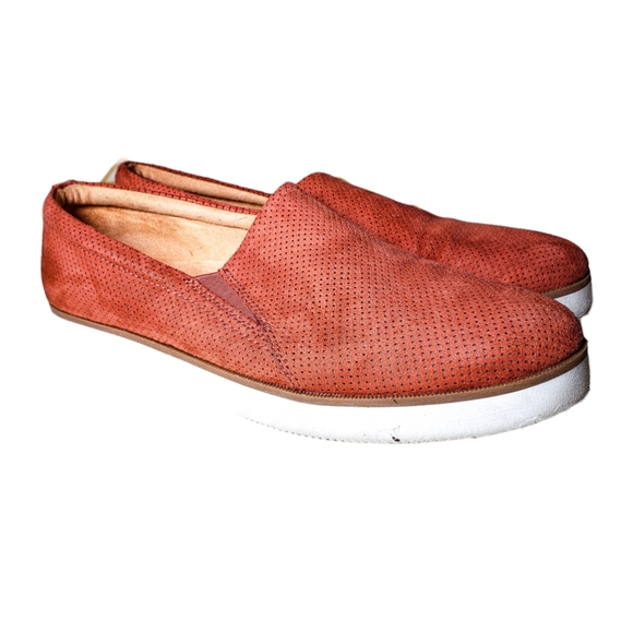 naturalizer slip on tennis shoes